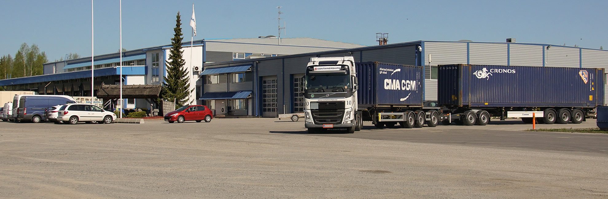 Puramme suuremmat kuormat varastoon ja toimitamme tuotteet asiakkaalle sovittuina aikoina.