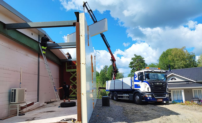 <p>Finskan nosturiautolla painavatkin kuormat nousevat kevyesti oikeaan paikkaan. Kokeneiden ammattilaisten käsissä nostotyöt tehdään nopeasti, tehokkaasti ja turvallisesti. Työn eteneminen mahdollisimman sujuvasti auttaa pitämään kulut hallinnassa. Turvallisuuden varmistaminen suojaa työntekijöitä ja vähentää omaisuus- ja ympäristövahinkojen riskiä.</p>